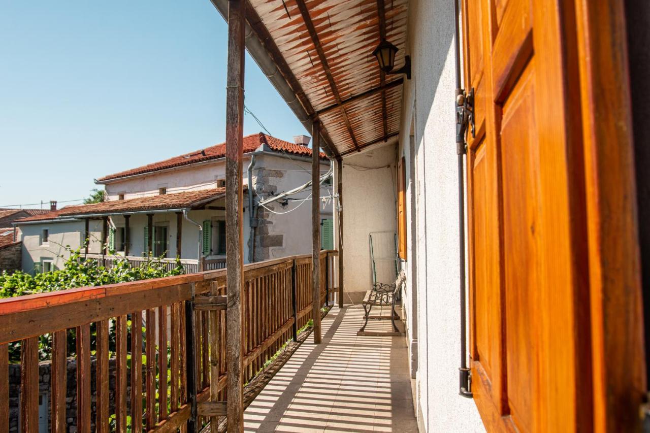 Apartma Na Skdnu Dutovlje Esterno foto