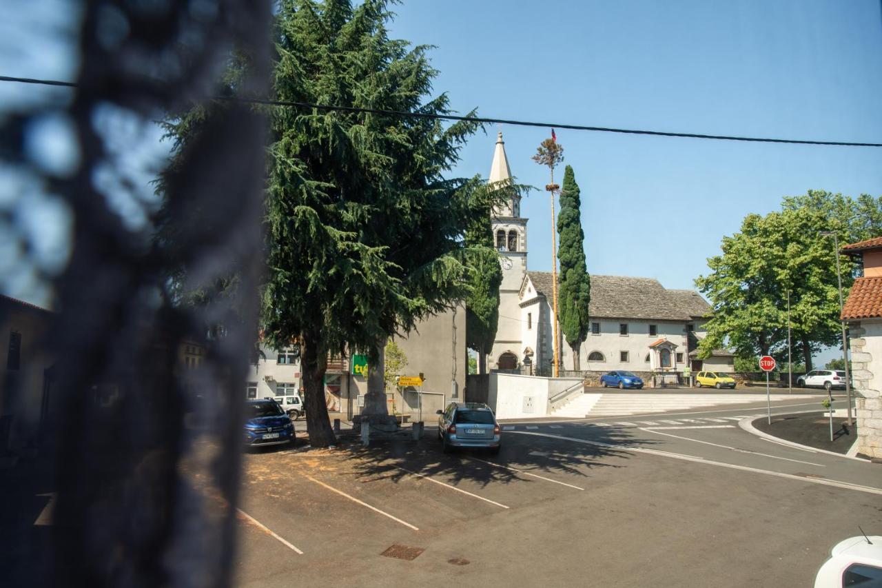 Apartma Na Skdnu Dutovlje Esterno foto